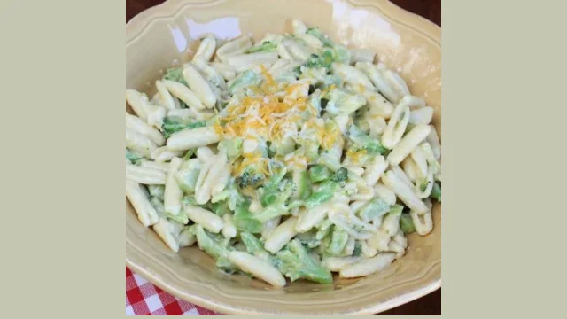 Broccoli and Cavatelli Sauce, Cavatelli pasta recipe, how to make Broccoli and Cavatelli Sauce, Broccoli sauce for pasta, Italian pasta dishes, easy pasta recipes, healthy pasta dishes, vegetarian pasta sauce, garlic and broccoli pasta.