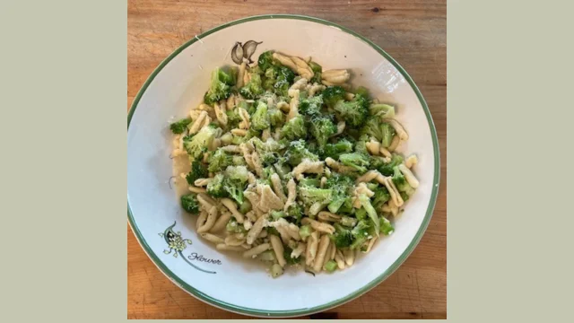 Broccoli and Cavatelli Sauce, Cavatelli pasta recipe, how to make Broccoli and Cavatelli Sauce, Broccoli sauce for pasta, Italian pasta dishes, easy pasta recipes, healthy pasta dishes, vegetarian pasta sauce, garlic and broccoli pasta.